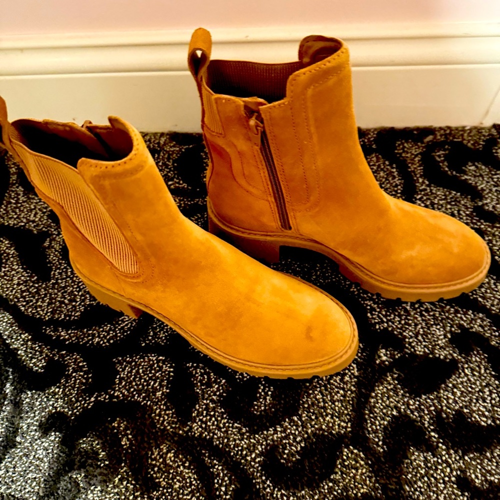 New Chelsea & Violet Lottie Suede Lug Sole Platform Chelsea Booties - Picture 8 of 10